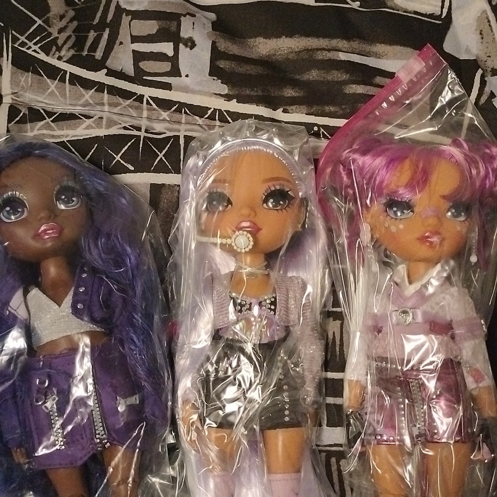 DOLLS - Picture 16 of 17